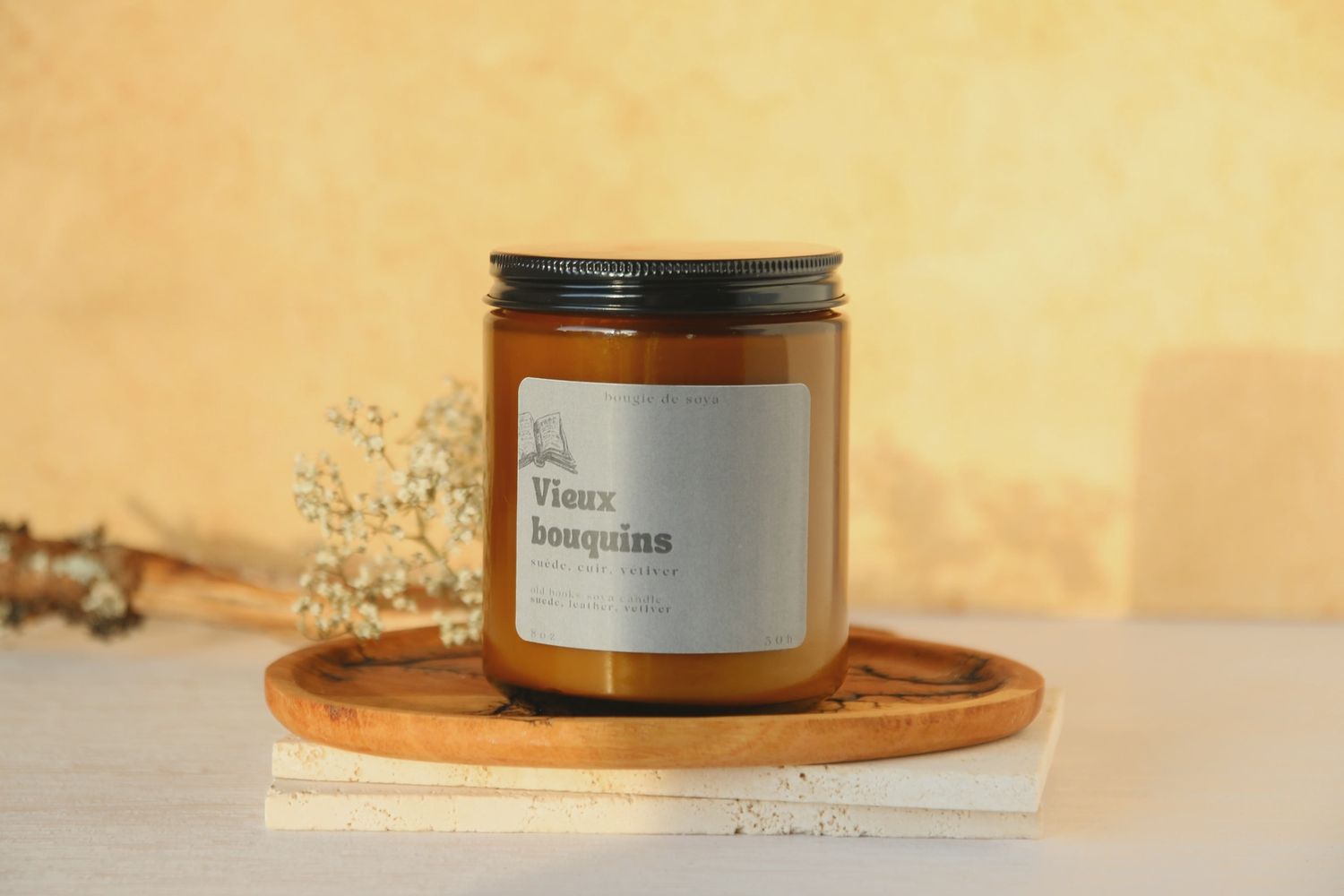 Chandelle | Vieux bouquins et fauteuil de cuir