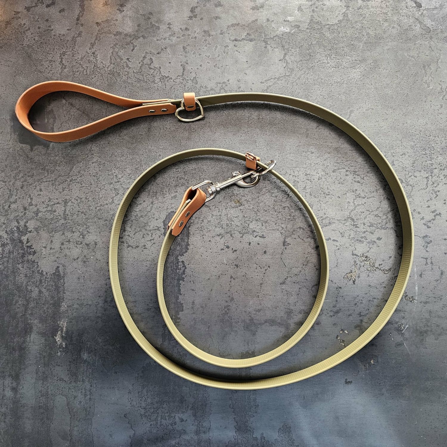 Laisse artisanale en BioThane® – 6 pieds – Fabrication maison Laisse artisanale en BioThane® – 6 pieds – Fabrication maison