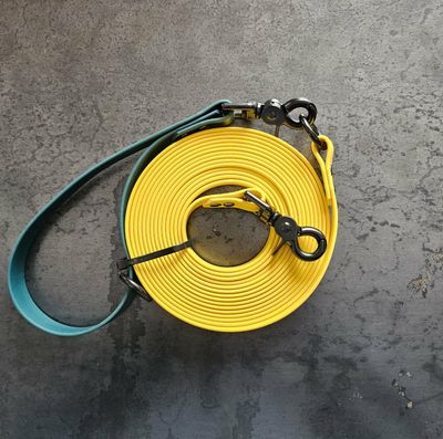 Longe artisanale en BioThane® jaune et vert chasseur – 15 pieds