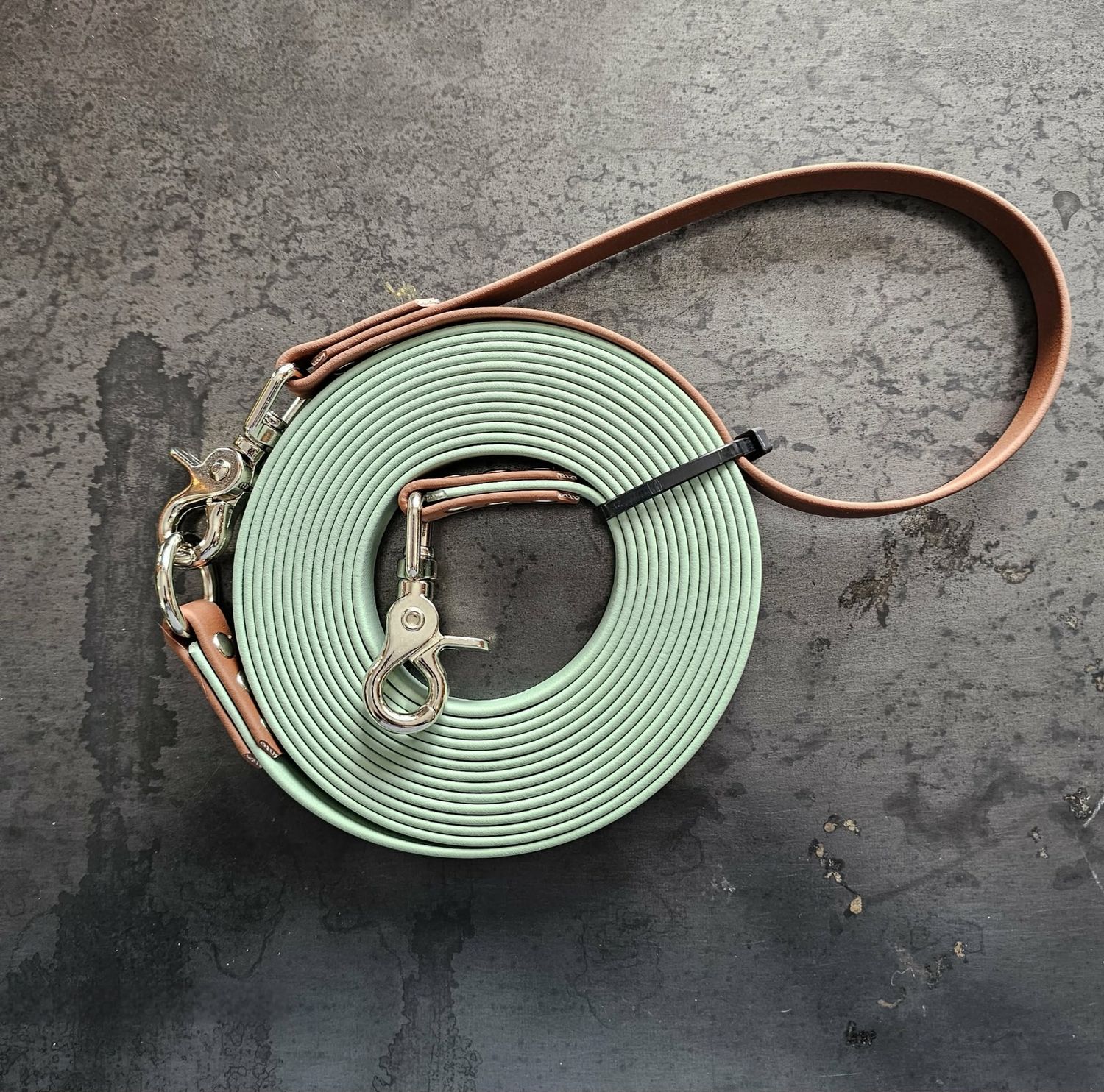 Longe artisanale en BioThane® sauge et tan – 15 pieds