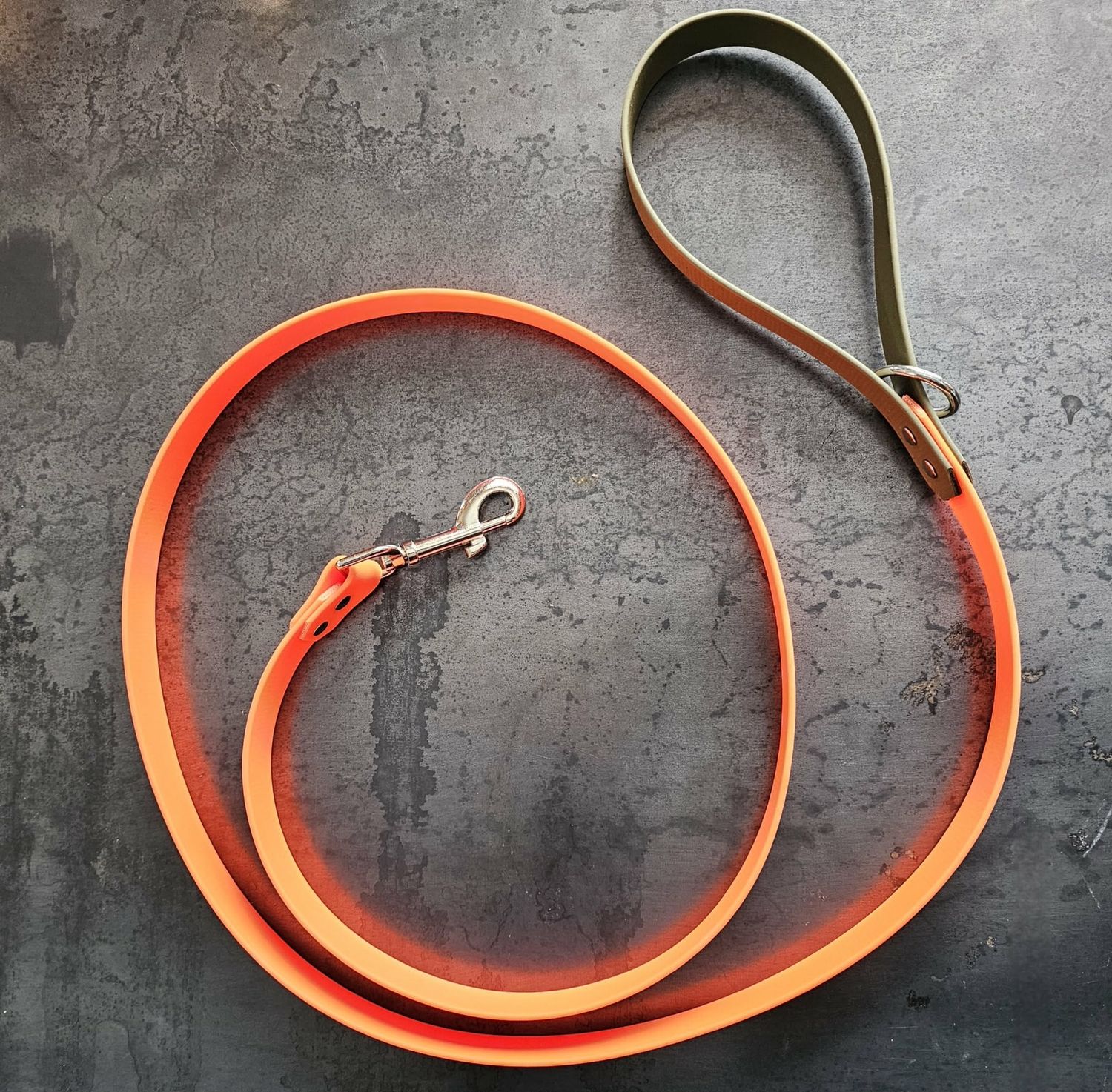 Laisse artisanale en BioThane® orange et kaki – 5 pieds