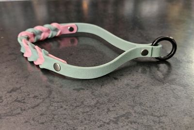 Porte-clés en BioThane® tressé – Sauge &amp; rose