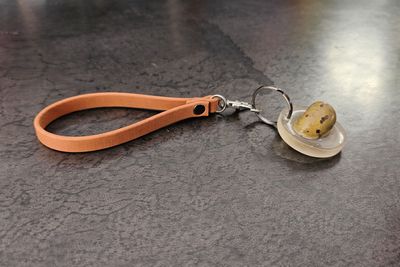 Porte-clés en BioThane® – Tan, avec pierre Serpentine