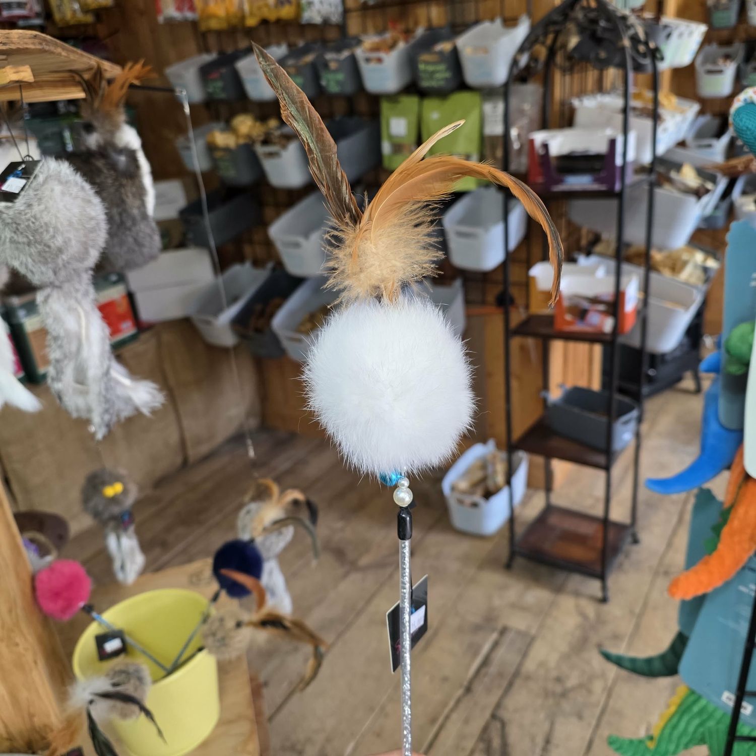 Balle en fourrure recyclée avec plumes sur bâton - chat