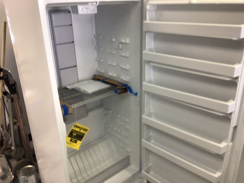 WZF34X18DW08 WHIRLPOOL UPRIGHT FREEZER 18 cu.ft., FROST FREE DEFROST, ADVANCE FOAM INSULATION,ELECTRONIC TEMP CONTROLS, ADJUSTABLE WIRE SHELVES, FAST FREEZE, LED LIGHTING, WHITE, H.66.75" W.30.35" D.2