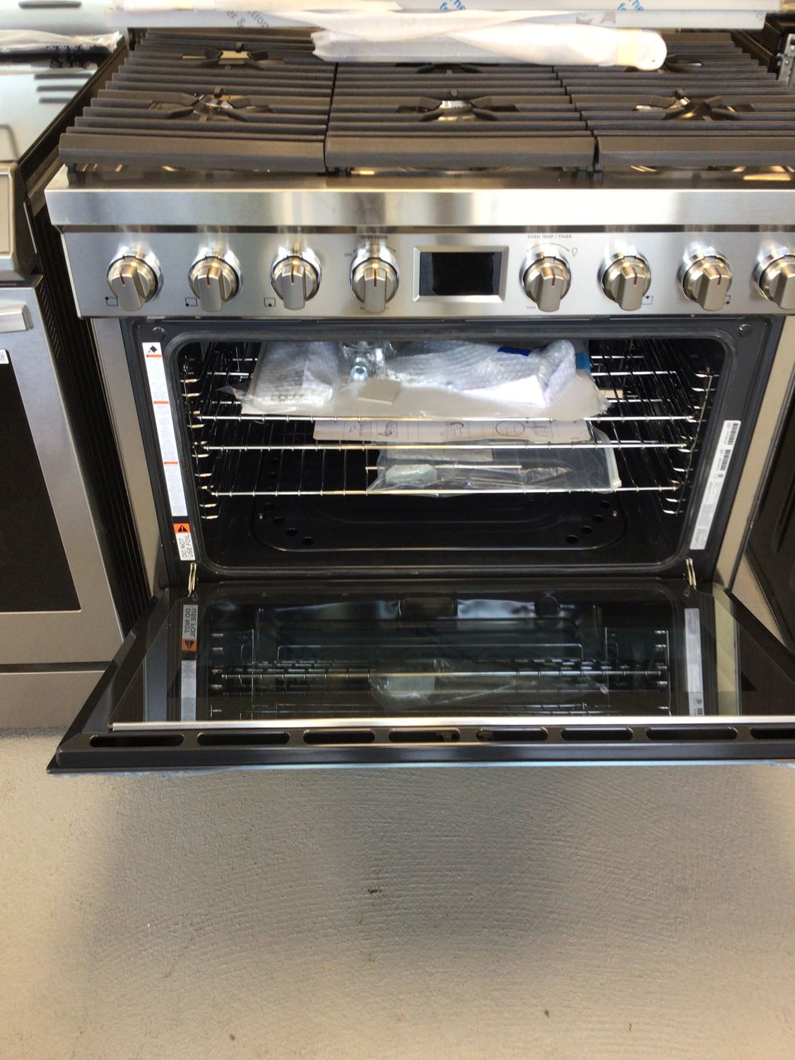 PCFG3670AF Frigidaire Professional 36 in. 6 Burner Slide-In Gas Range with True Convection Stainless Steel