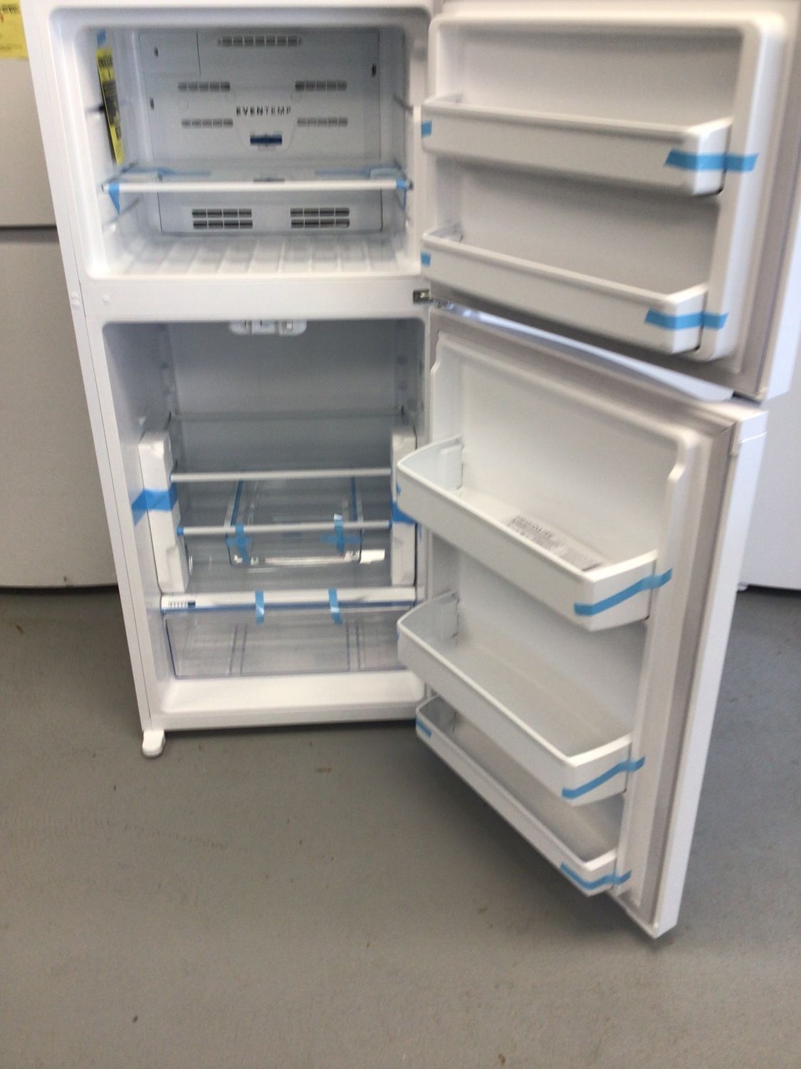 FFHT1425VW-3 Frigidaire 27.6 in. 14 cu.ft. Top Freezer Refrigerator Energy Star White H.60.5in W.27.625in. D.29.375in
