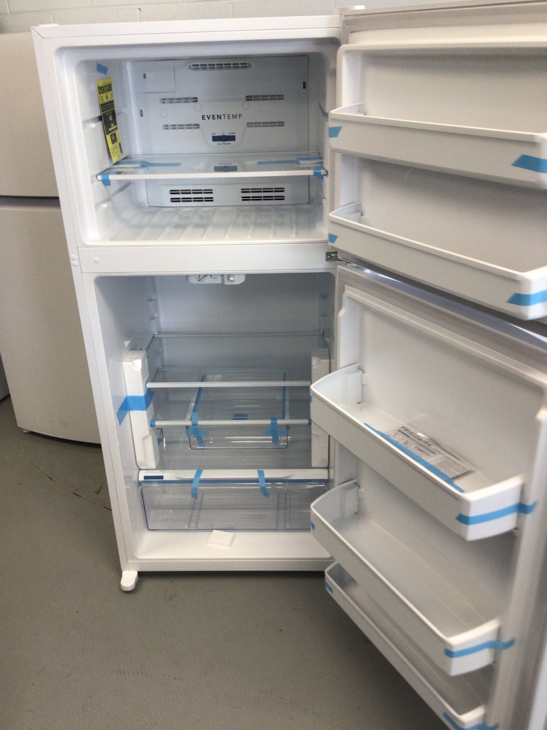 FFHT1425VW-5 Frigidaire 27.6 in. 14 cu.ft. Top Freezer Refrigerator Energy Star White H.60.5in W.27.625in. D.29.375in
