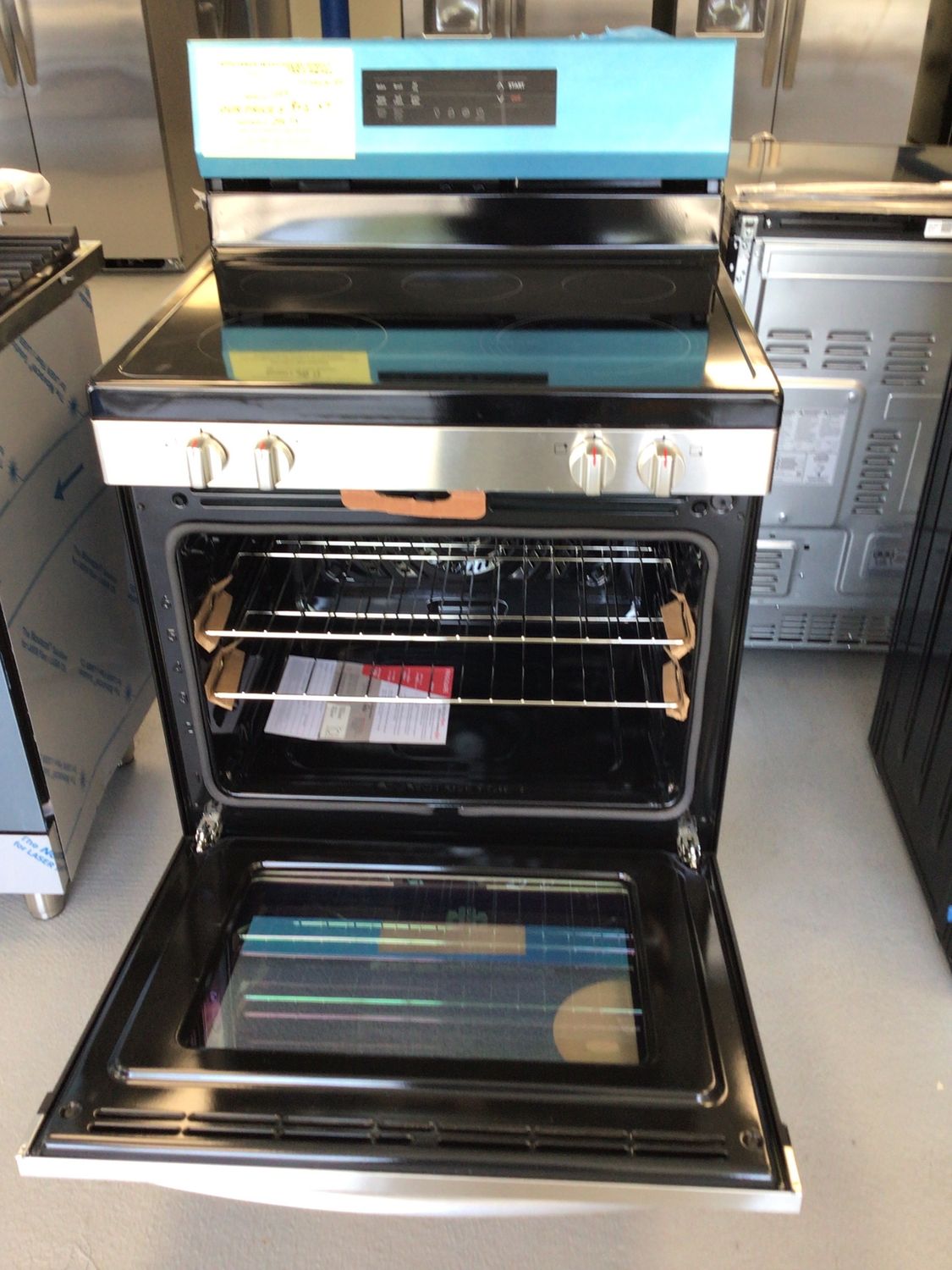 FCRE3083AS Frigidaire 30 in. Glass Top 5 Burner 5.3 cu.ft. Air Fry Convection Oven Freestanding Electric Range Stainless Steel