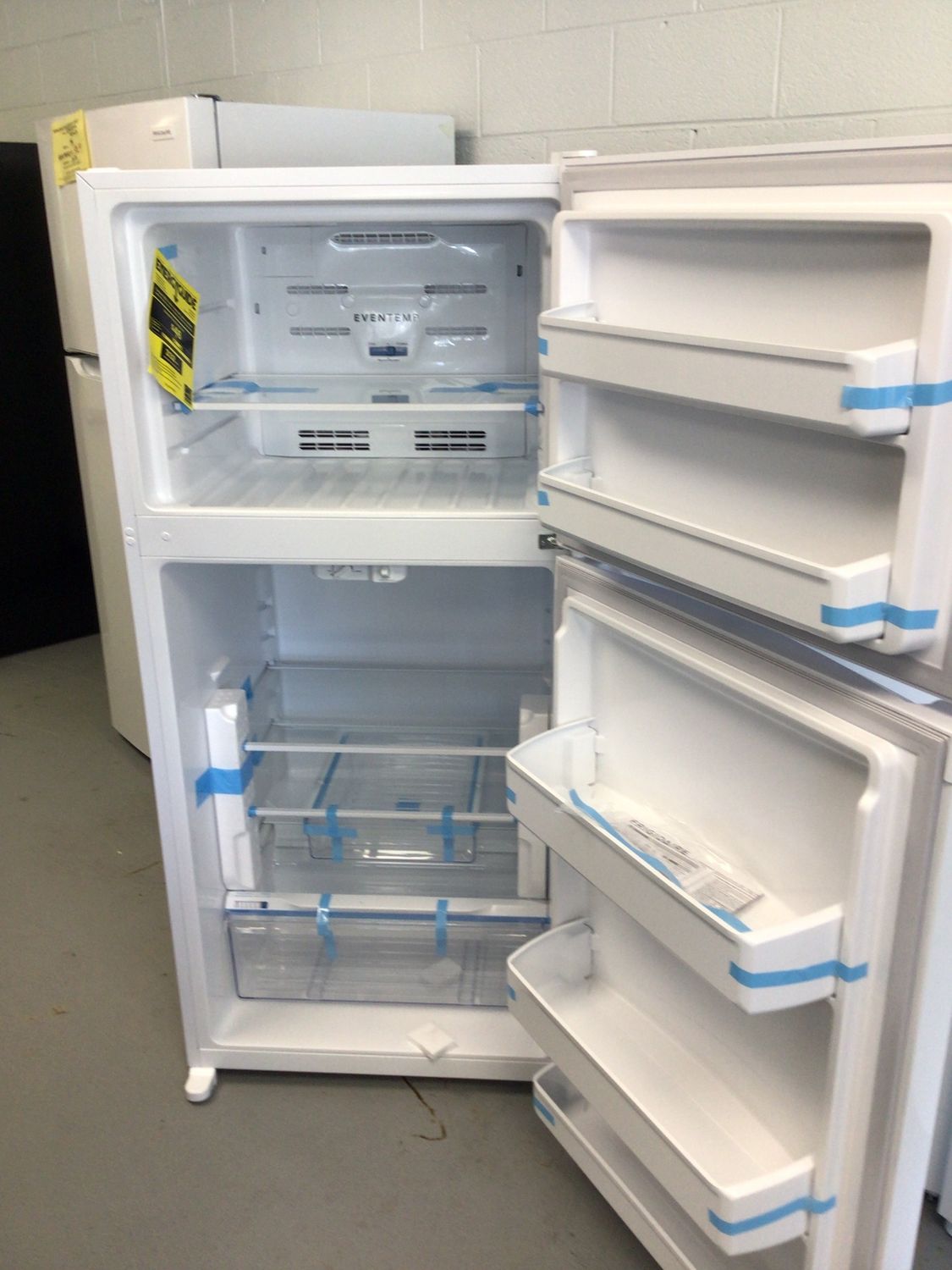 FFHT1425VW-2 Frigidaire 27.6 in. 14 cu.ft. Top Freezer Refrigerator Energy Star White H.60.5in W.27.625in. D.29.375in