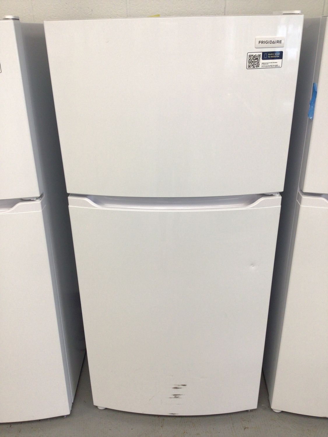 FFHT1425VW-4 Frigidaire 27.6 in. 14 cu.ft. Top Freezer Refrigerator Energy Star White H.60.5in W.27.625in. D.29.375in