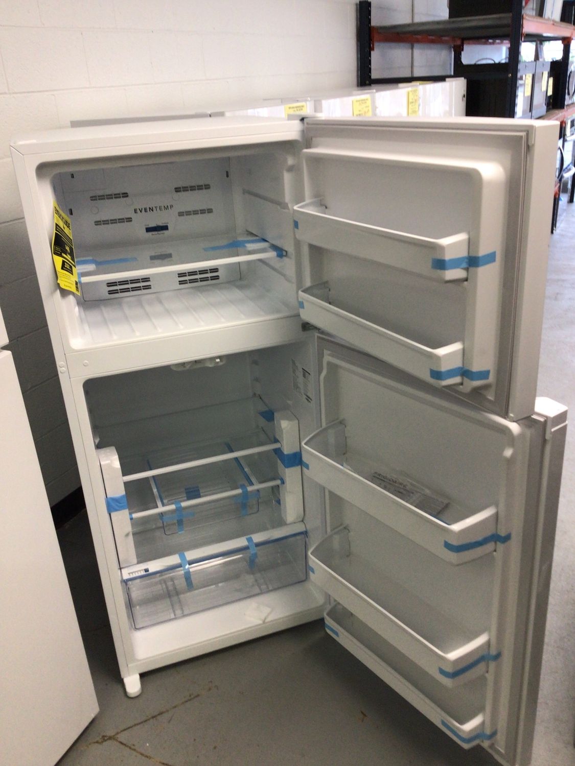 FFHT1425VW Frigidaire 27.6 in. 14 cu.ft. Top Freezer Refrigerator Energy Star White H.60.5in W.27.625 in. D.29.375 in.