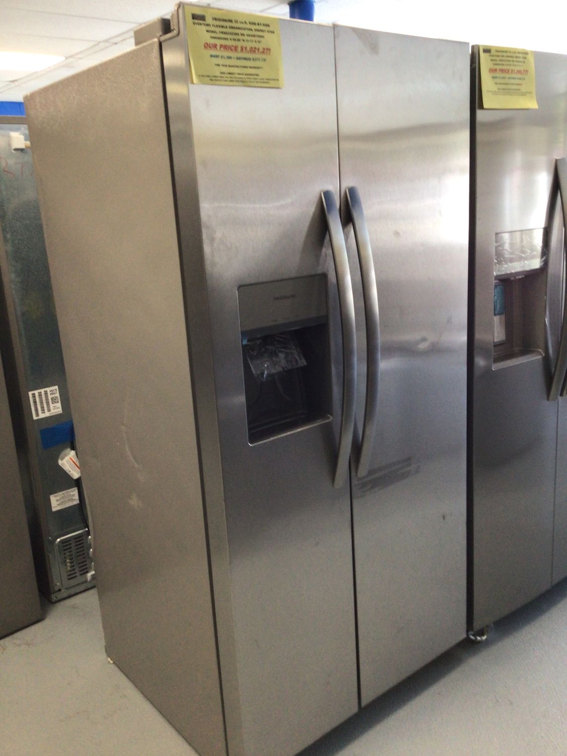 FRSS2323AS FRIGIDAIRE REFRIGERATOR, 22 cu.ft., SIDE-BY-SIDE, STAINLESS STEEL H 69.875&quot; W 33.125&quot; D 35&quot;