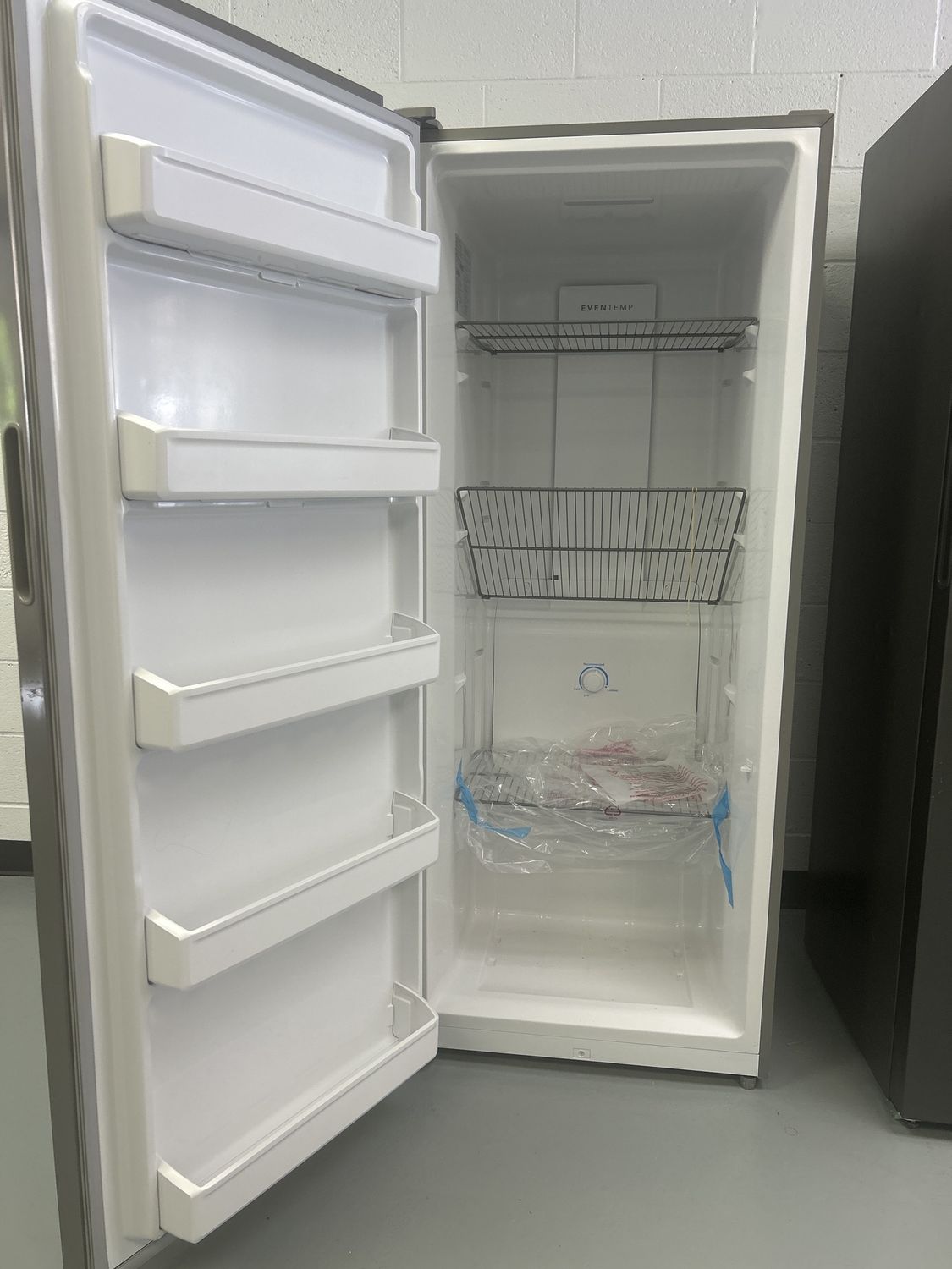 FFFU16F2VV FRIGIDAIRE UPRIGHT FREEZER 16 cu.ft., GARAGE READY, FINGERPRINT RESISTANT STAINLESS STEEL, H67.75&quot; W 27.75&quot; D 26.875