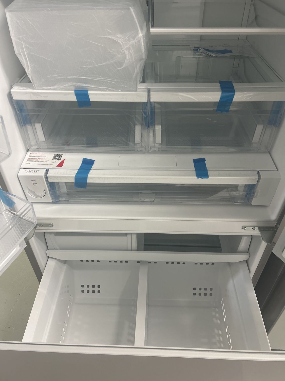 FRFN2813 FRIGIDAIRE REFRIGERATOR, 29 cu.ft., 3-DOOR FRENCH DOOR, SMUDGEPROOF STAINLESS STEEL H 70&quot; W36&quot; D 35.7&quot;
