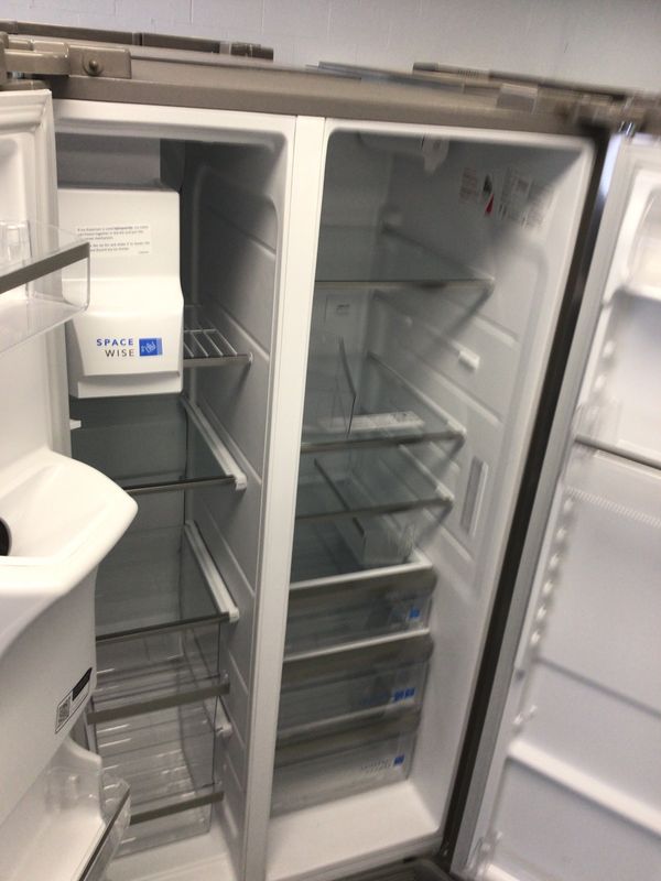 GRSS2652AF FRIGIDAIRE GALLERY FRIDGE 26 cu.ft. Side by Side, High Capacity Ice Maker, Water &amp; Ice Dispenser, EvenTemp Cooling, Frost Free, Energy Star, Fingerprint Resistant Stainless Steel, H.69.88" 