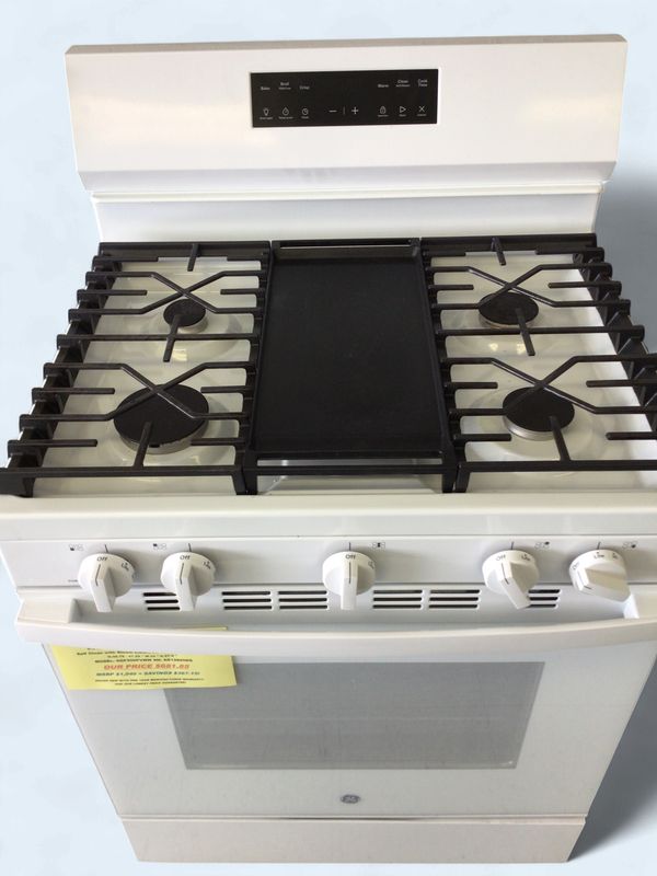 GGF500PVWW GE Gas Range 30" Freestanding, 5 Burners, Integrated Griddel, 5.3 cu ft Oven, Express Heat, Crisp Mode, Self Clean with Steam Clean, Sabboth Mode, White , H.46.75 - 47.25 " W.30 " D.27.9 "