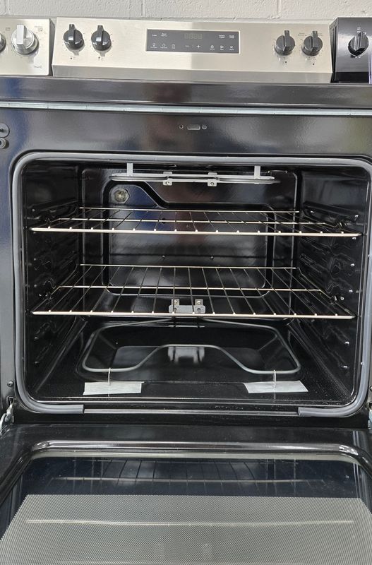GRF400SV1SS GE Electric Range Freestanding Glass Top, 4 Burner, 5.3 cu.ft. oven, Steam Clean, Energy Star H.46.75" W.30" D.27.9"