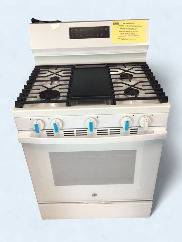 GGF500PVWW GE Gas Range Freestanding 5.3 cu.ft, 5 burner-Center Oval, Integrated Griddle, Air Fry, Crisp Mode, Express Heat, Self Clean with Steam Clean, White H.46.75-47.25" W.30" D.27.9"