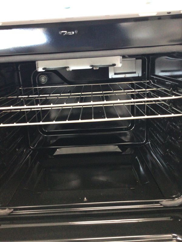 GGF500PVWW GE Gas Range Freestanding 5.3 cu.ft, 5 burner-Center Oval, Integrated Griddle, Air Fry, Crisp Mode, Express Heat, Self Clean with Steam Clean, White H.46.75-47.25" W.30" D.27.9"