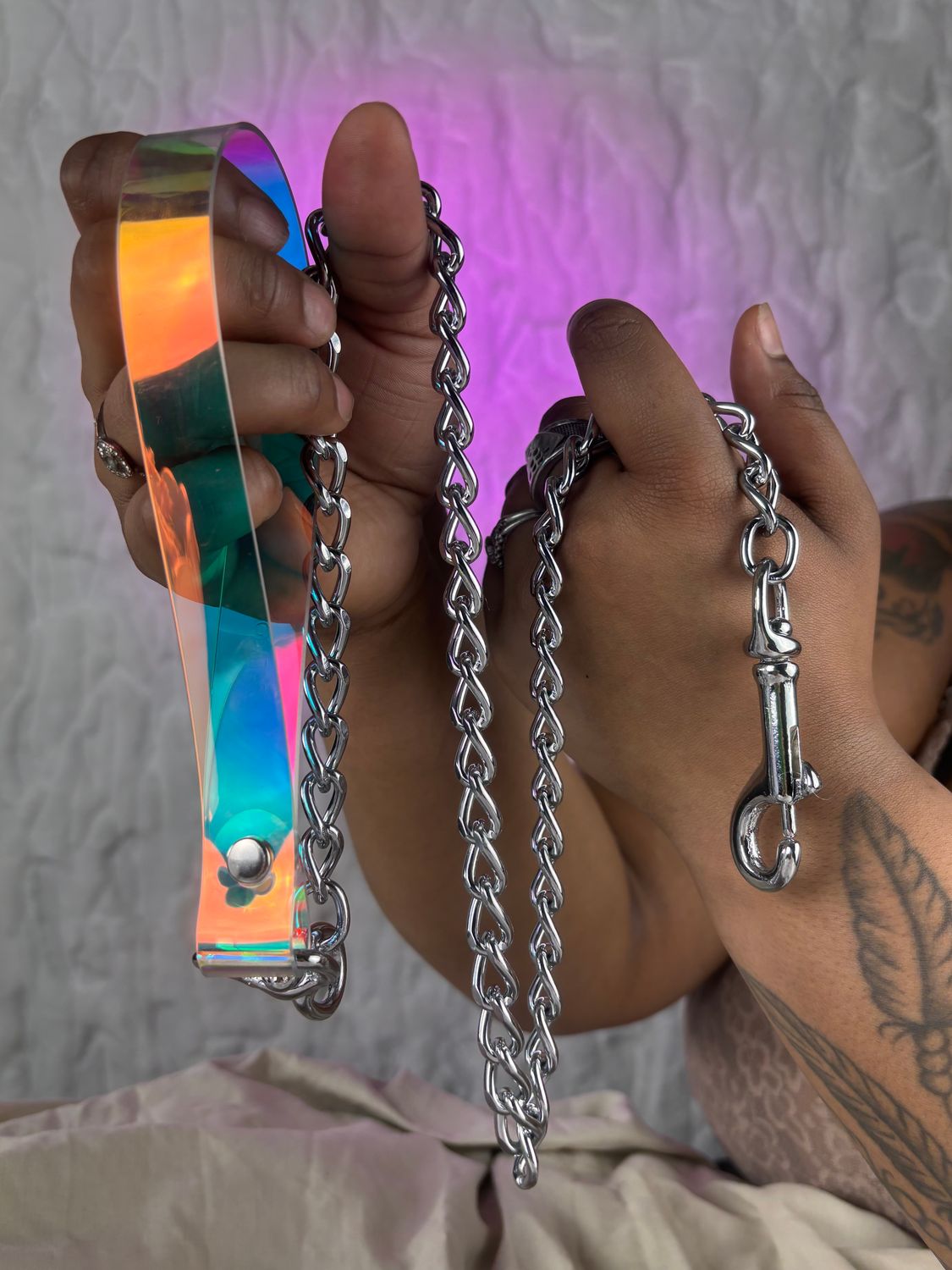 Holographic Chain Leash
