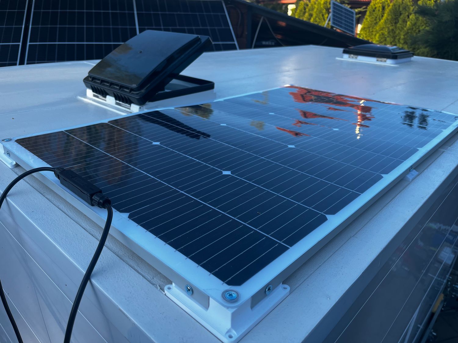 System montażu giętkich paneli na dachu kampera