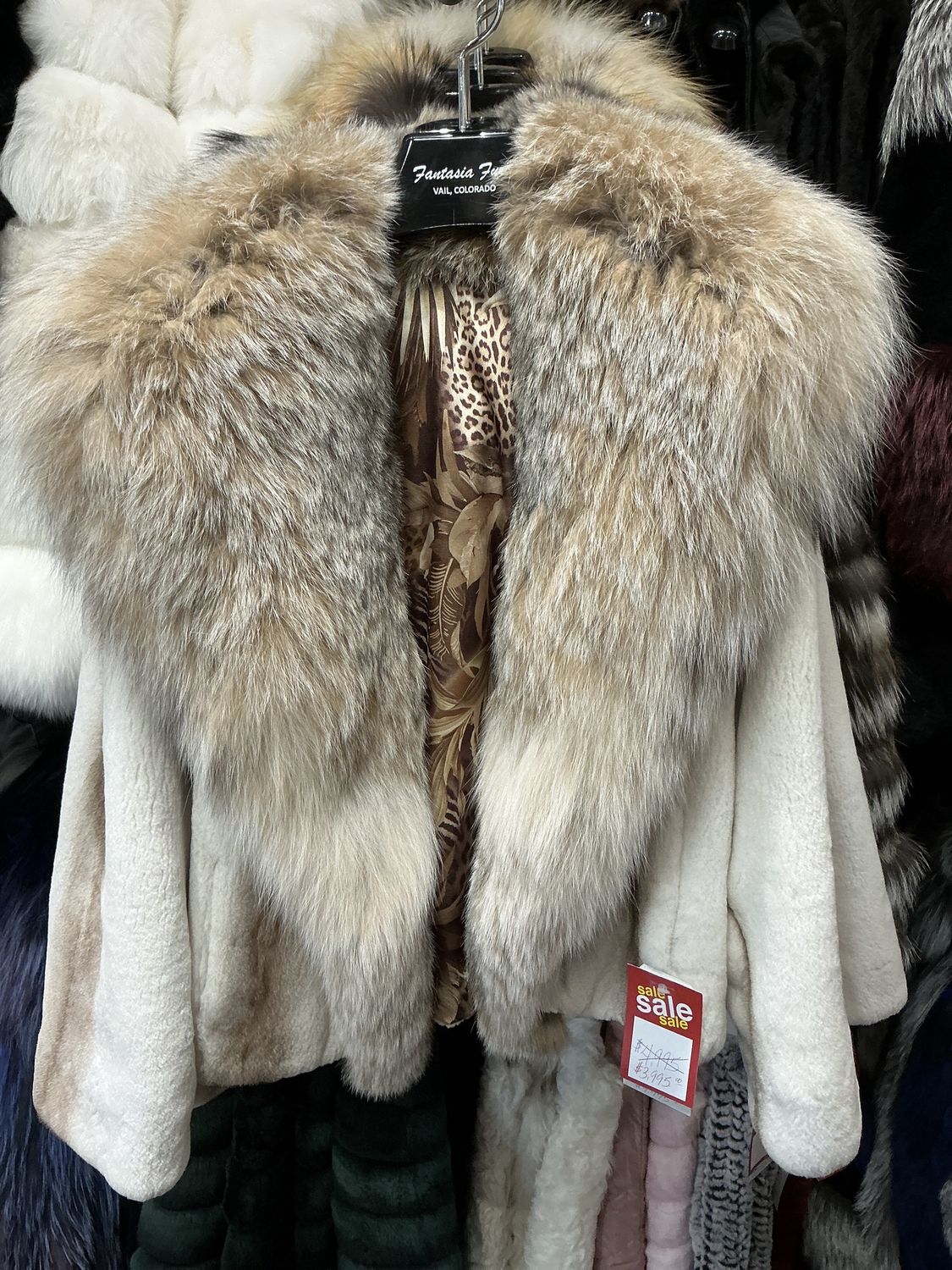 Women’s Dyed Semi Sheared Golden White Mink with Lynx, Material: USA - Canada / 5499 / 322740, Size: Size B