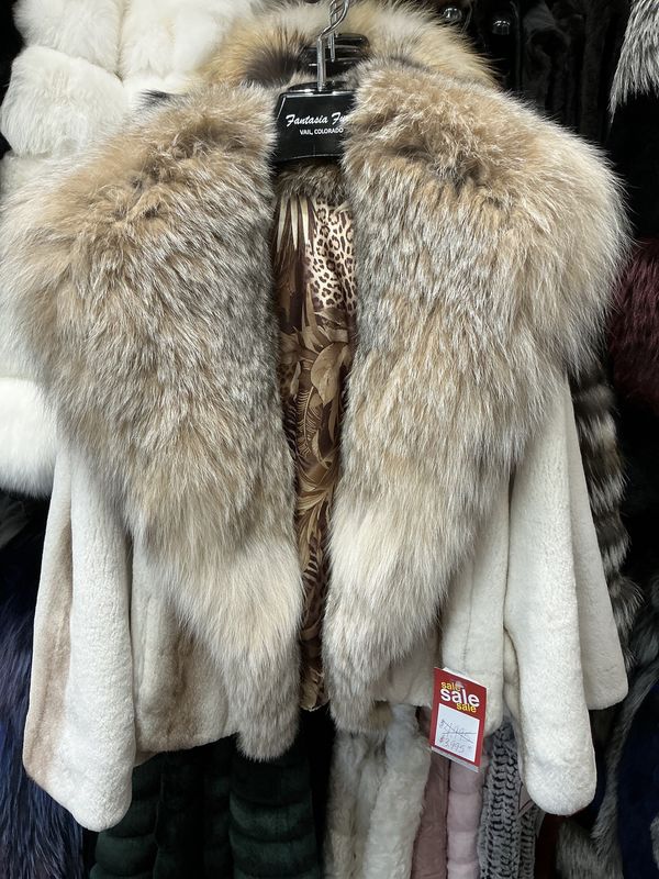 Women’s Dyed Semi Sheared Golden White Mink with Lynx Women’s Dyed Semi Sheared Golden White Mink with Lynx