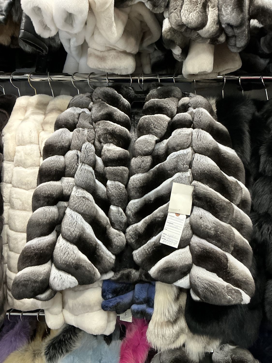 Woman’s Natural Chinchilla Short, Material: Canada / S616X / 6112978, Size: Size S