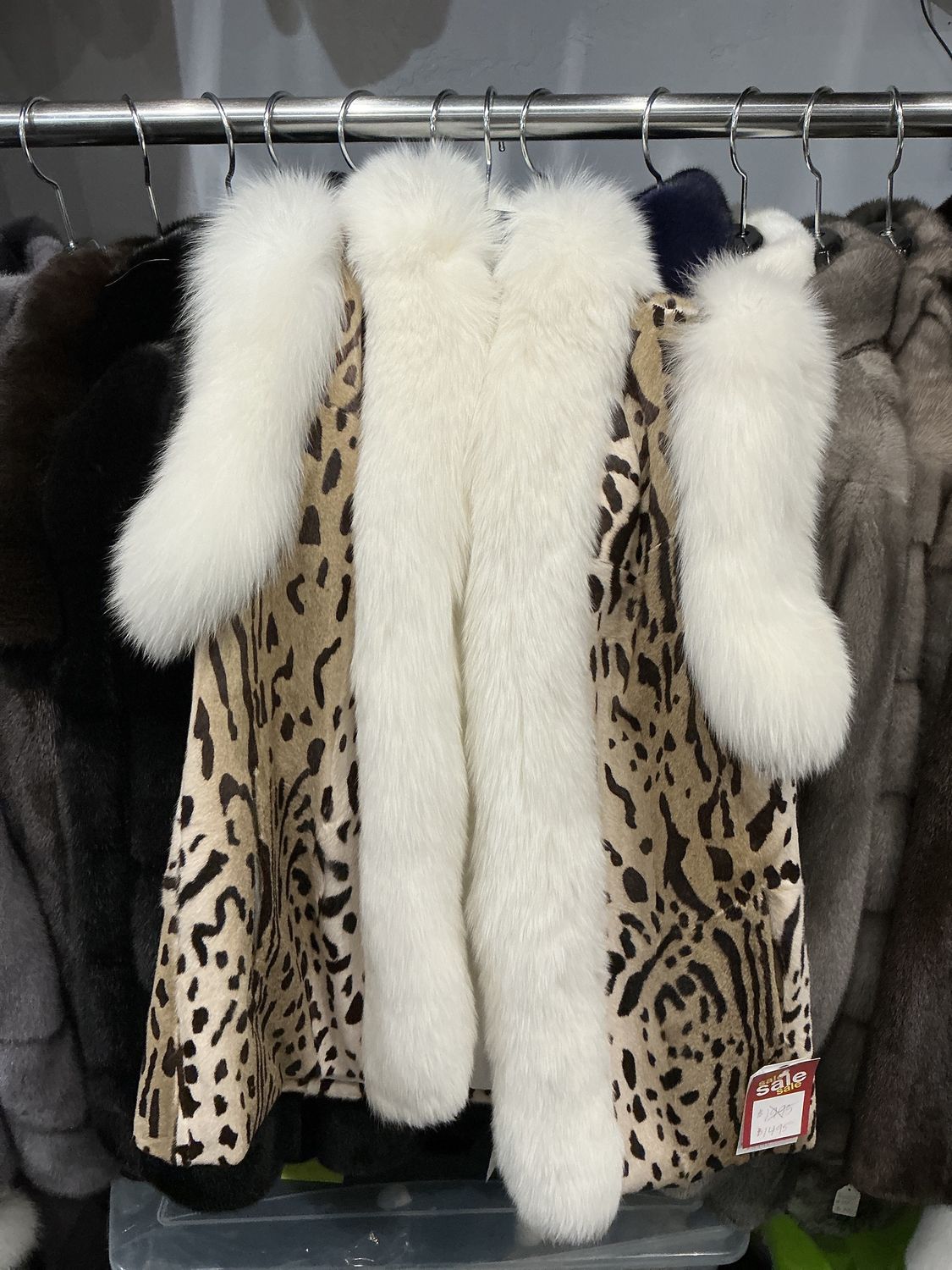 Dyed Goat with White Fox, Material: Finland / G16 / 174320, Size: Size S