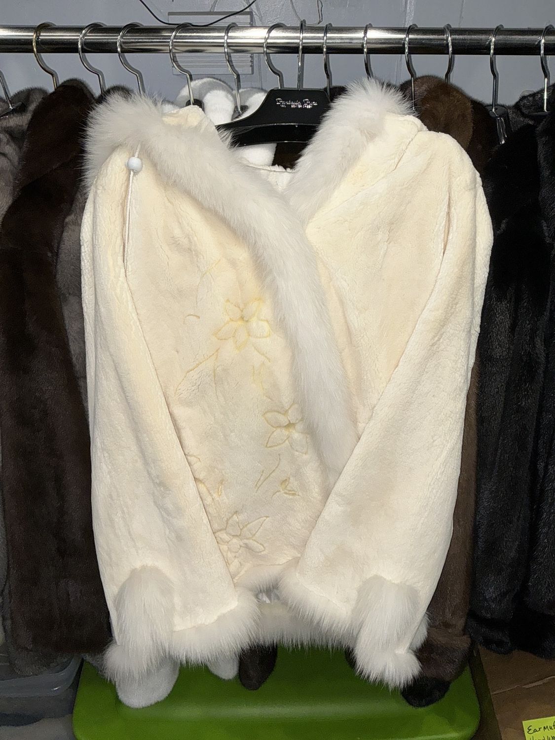 Women&#39;s Dyed White Sheared Beaver &amp; Dyed White Fox, Material: Canada / 525 / 2793748, Size: Size D