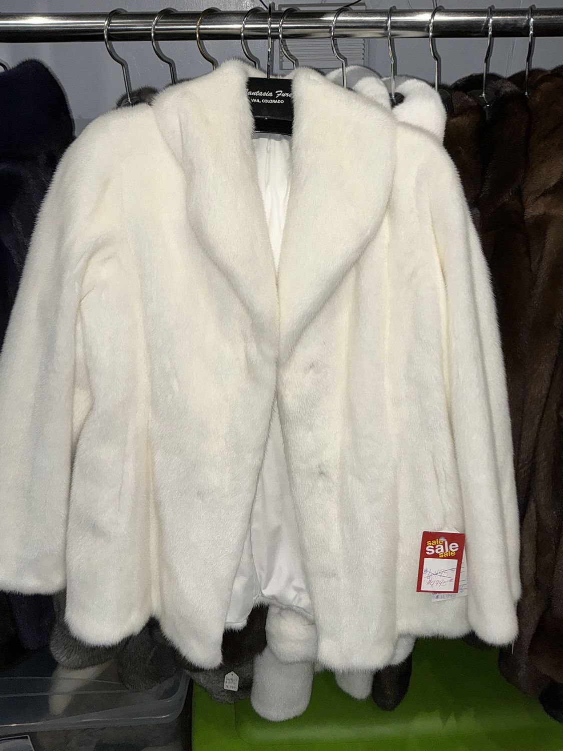 Women’s Dyed White Female Mink, Material: Finland / ABH930 / 420150, Size: Size M