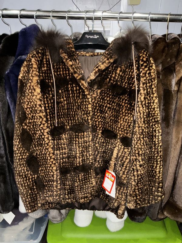 Women’s Dyed Sheared Beaver with Fox Women’s Dyed Sheared Beaver with Fox