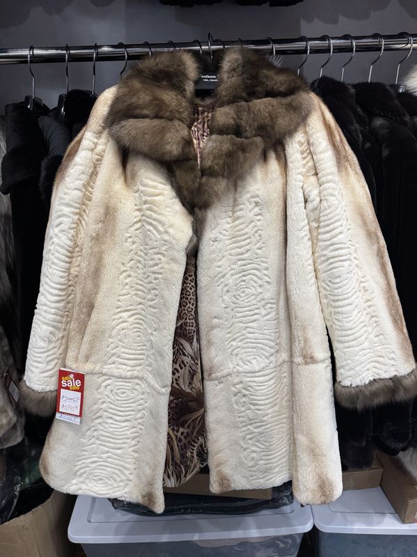 Dyed Golden White Semi Sheared Mink w Sable Dyed Golden White Semi Sheared Mink w Sable