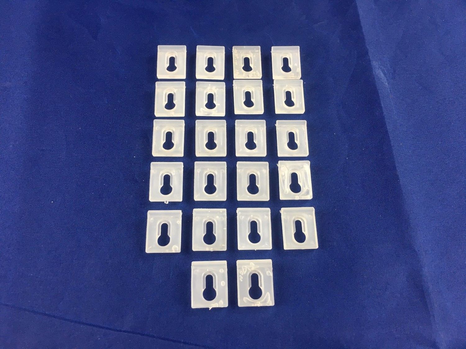 HOLDEN SILL MOULD CLIPS 22 PACK *NEW*