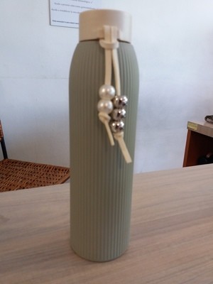 Botella de vidrio con funda 200 ml 1 Und.