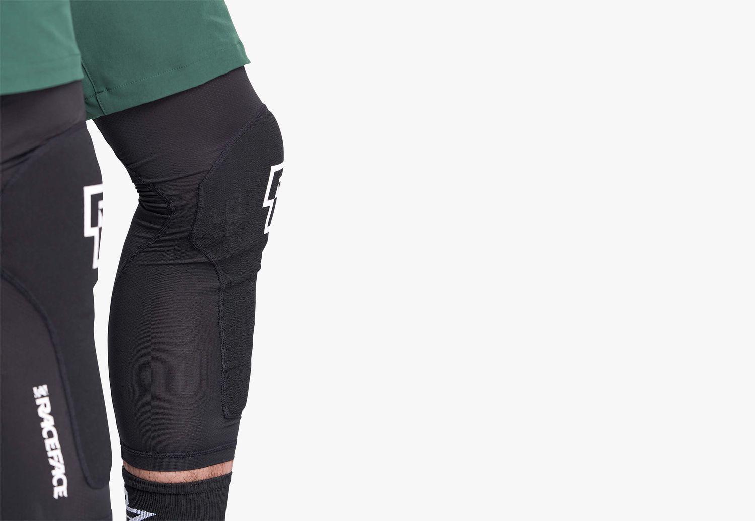 Race Face Charge Knee Stealth