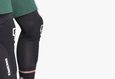 Race Face Charge Knee Stealth