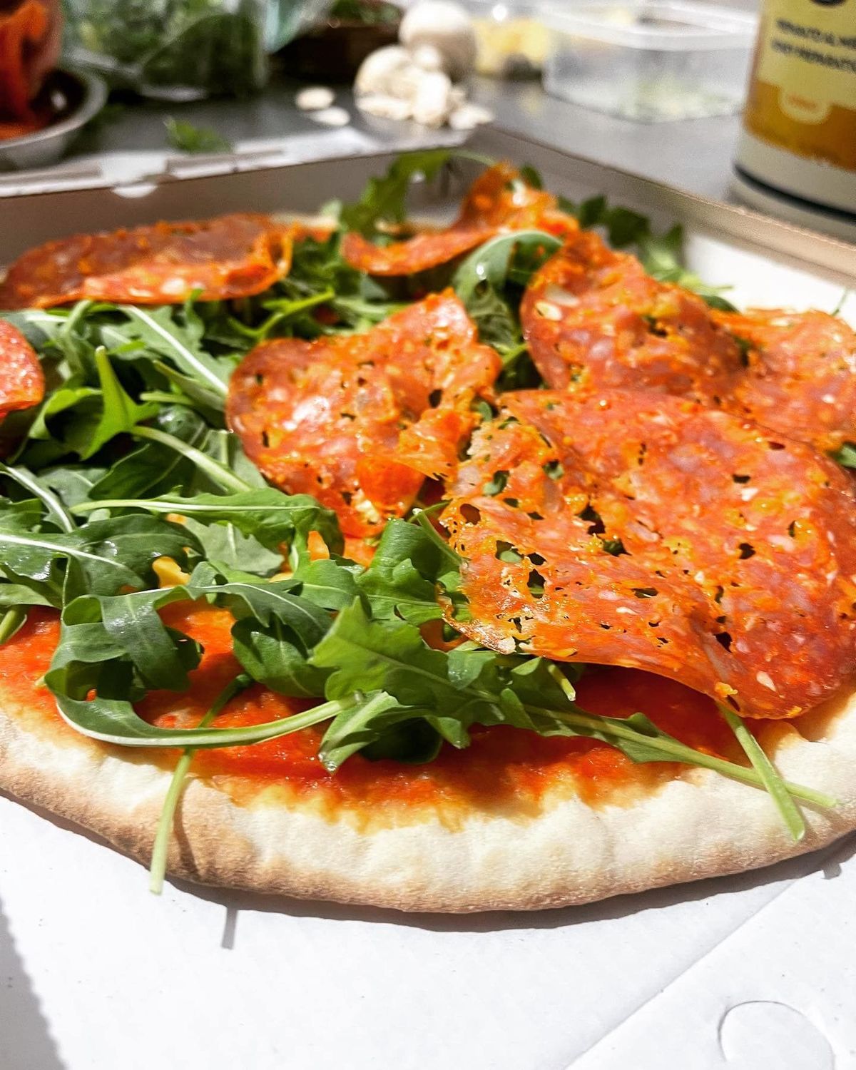 Pizza con salame e rucola