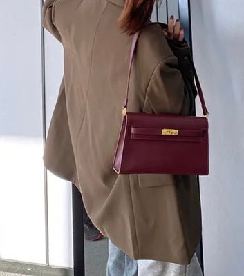 Envelope schoudertas van echt leer met metaal sluiting