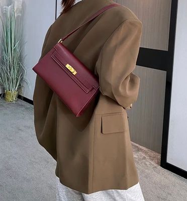 Envelope schoudertas van echt leer met metaal sluiting