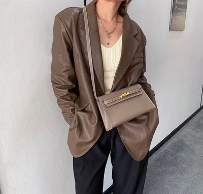 Envelope schoudertas van echt leer met metaal sluiting