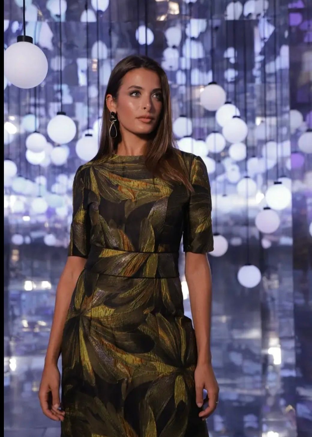 Elegante Midi Jurk met Goudkleurige Bladprint – Chique Feestjurk Dames
