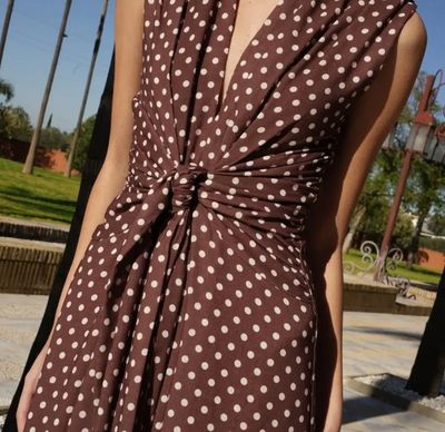 Chocokleurige jurk met stippenprint