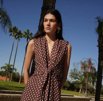 Chocokleurige jurk met stippenprint