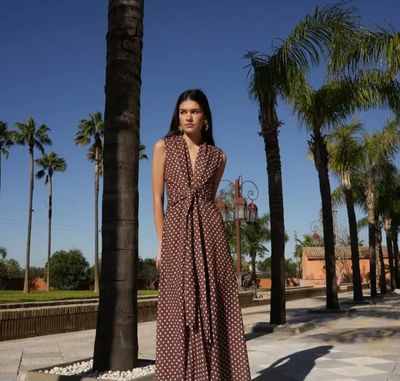 Chocokleurige jurk met stippenprint