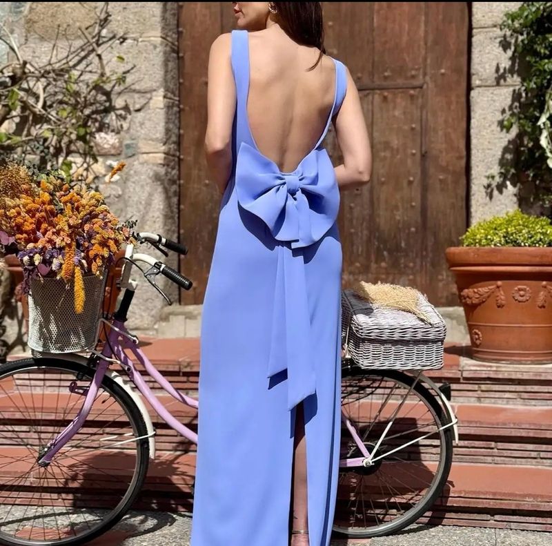 Lange elegante jurk met open rug en statement strik 