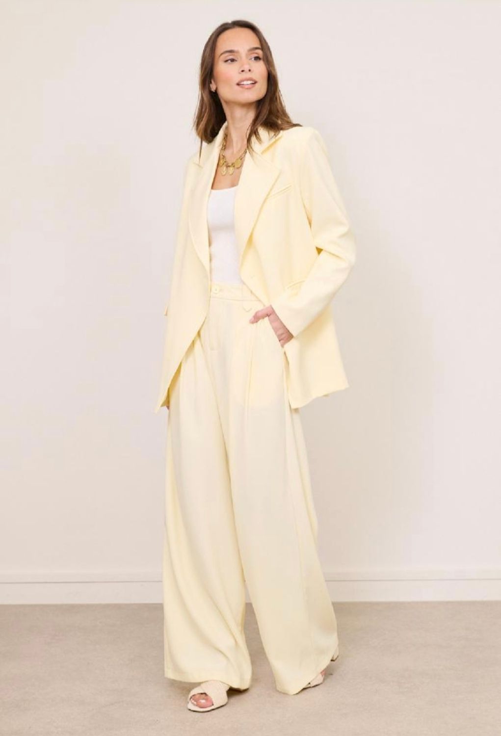 Tweedelige broek en blazer in een zachte pastelgele tint