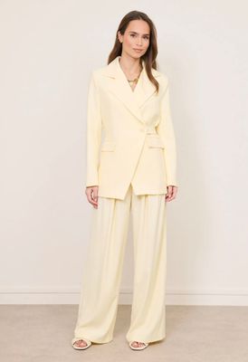 Tweedelige broek en blazer in een zachte pastelgele tint