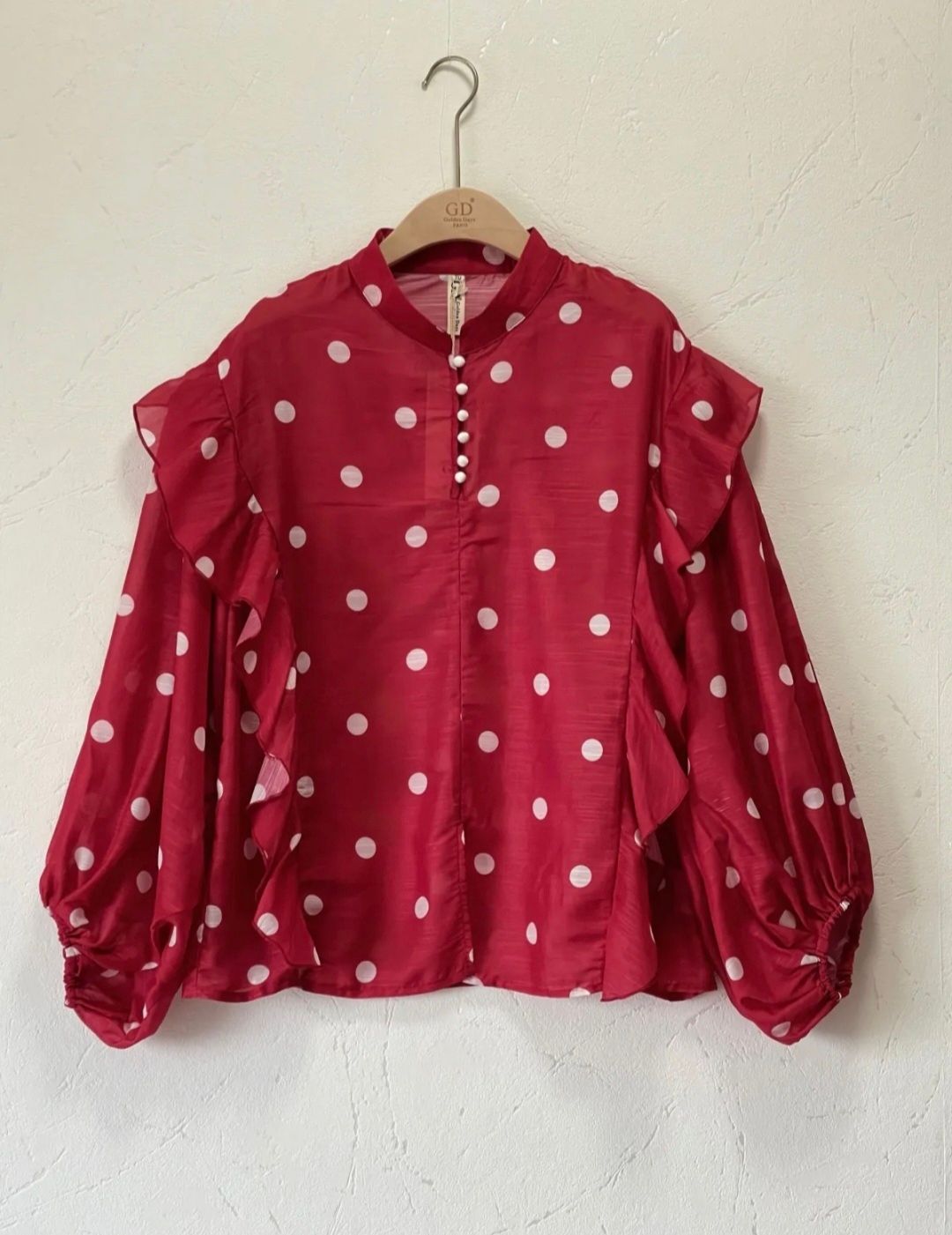 Stippenblouse met Ruches – Elegant &amp; Vrouwelijk